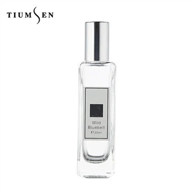 उसके लिए उत्कीर्ण इत्र की बोतलें