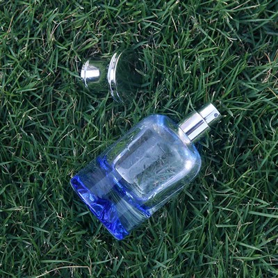 लक्जरी इत्र की बोतल